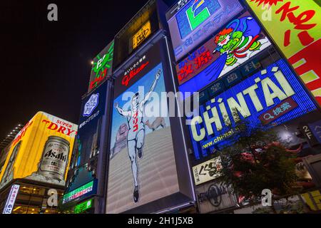 Osaka, Giappone - Settembre 22 2015: Dotonboti Street a Namba è la migliore attrazione turistica e famoso luogo di Osaka con colorato e cartellone l Foto Stock