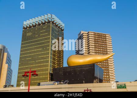 Tokyo. Giappone - 28 settembre 2015: Asahi Beer Buildings. Giorno di sole. Cielo blu. Asahi Breweries edificio con la fiamma Asahi Foto Stock