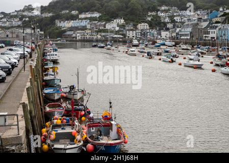 Barche da pesca ormeggiate lungo la parete del porto a Looe, Cornovaglia. Un porto di lavoro popolare tra i visitatori. Foto Stock