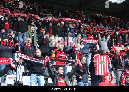 In Friburgo sind die fans Zurück, 1. FBL: 20-21: 2. Sptg. SC FRIBURGO - VFL WOLFSBURG LE NORMATIVE DFL VIETANO QUALSIASI USO DI FOTOGRAFIE COME IMMAGINE SEQ Foto Stock