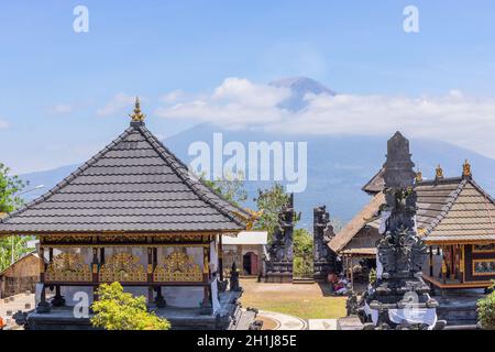 BALI, Indonesia - 17 settembre 2019: persone presso il tempio di Pura Penataran Agung Lempuyang. In Bali, Indonesia Foto Stock