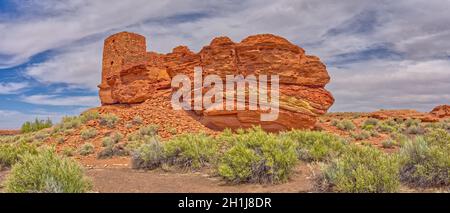 Una vista esterna ad angolo basso del Pueblo di Wukoki al Monumento Nazionale di Wupatki in Arizona. Foto Stock