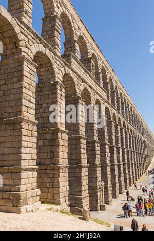 SEGOVIA, Spagna - 27 Aprile 2019: Paesaggio di acquedotto romano, il famoso punto di riferimento di Segovia, Spagna Foto Stock