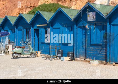 ALBUFEIRA, Portogallo - 25 agosto 2016: tipici piccoli pescatori case di legno in Olhos de Agua, Algarve, Portogallo. Foto Stock