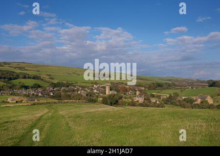 Il villaggio di Abbotsbury, Dorset, con il centro della chiesa di San Nicola. Vista dalla cappella di Santa Caterina in cima alla collina. Foto Stock