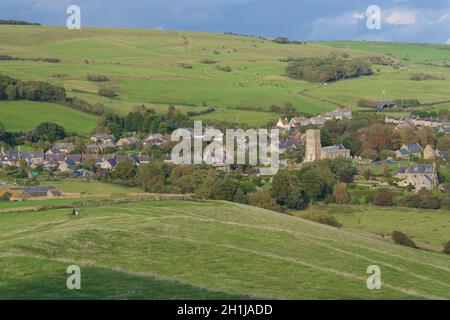 Il villaggio di Abbotsbury, Dorset, con la chiesa di San Nicola a destra. Vista dalla cappella di Santa Caterina in cima alla collina. Foto Stock