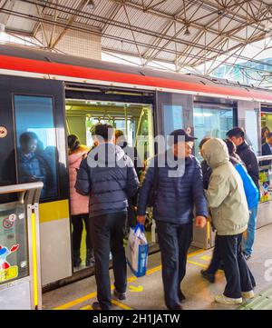 SHANGHAI, Cina - 28 dicembre 2016: persone salire a bordo treno a Shanghai La stazione della metropolitana. Shanghai Metro operando urbane e suburbane di servizi di transito per Foto Stock