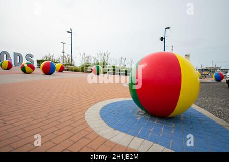 WILDWOOD, NEW JERSEY - 17 settembre 2020: Una palla da spiaggia di fronte al famoso cartello Wildwood al Wildwood Boardwalk Foto Stock