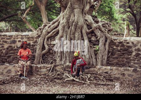 GONDAR, ETIOPIA, 22.2019 APRILE, le donne etiopi pulire il parco in Fasil IDES Bath, regno piscina. Gondar, Etiopia, aprile 22. 2019 Foto Stock