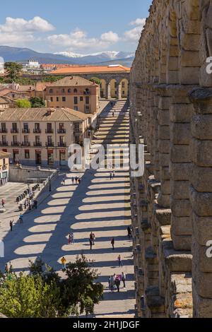 SEGOVIA, Spagna - 27 Aprile 2019: Paesaggio di acquedotto romano, il famoso punto di riferimento di Segovia, Spagna Foto Stock