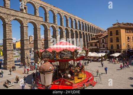 SEGOVIA, Spagna - 27 Aprile 2019: Paesaggio di acquedotto romano, il famoso punto di riferimento di Segovia, Spagna Foto Stock