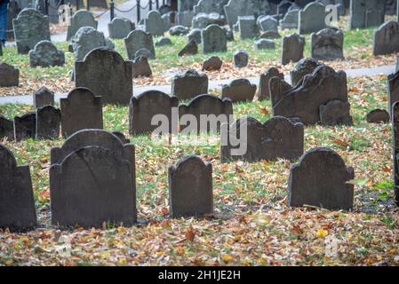 Pietre di tomba nel terreno di sepoltura del Granary a Boston, Massachusetts Foto Stock