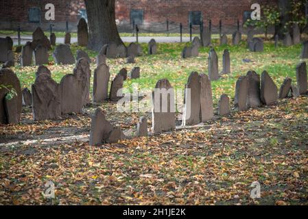 Pietre di tomba nel terreno di sepoltura del Granary a Boston, Massachusetts Foto Stock