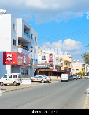 PAPHOS, Cipro - 13 febbraio 2019: Road e il tipico quartiere residenziale di Paphos. Paphos è la più famosa città di Cipro Foto Stock