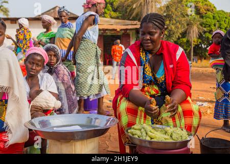 Bissau, Repubblica di Guinea-Bissau - 6 febbraio 2018: Donne al mercato nella città di Bissau, Guinea Bissau Foto Stock