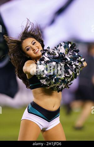 Philadelphia, Pennsylvania, Stati Uniti. 14 Ott 2021. Philadelphia Eagles cheerleaders in azione durante la partita NFL tra i Tampa Bay Buccaneers e le Philadelphia Eagles al Lincoln Financial Field di Philadelphia, Pennsylvania. Christopher Szagola/CSM/Alamy Live News Foto Stock