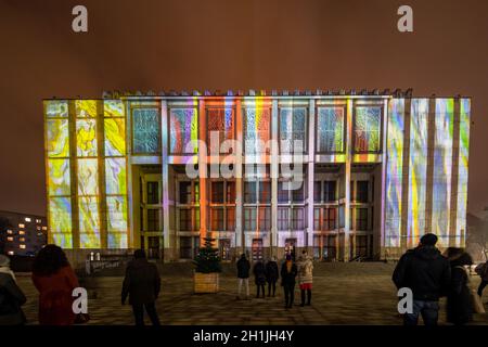 A Cracovia, Polonia - 3 Febbraio 2018: mappatura sulla facciata del Museo Nazionale ispirata alla pittura di Stanislaw Wyspianski. Cracovia in Polonia Foto Stock