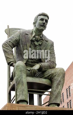 Statua di Charles Rennie Mackintosh di Andy Scott, Elliot Street, Anderson, Glasgow, Scozia, REGNO UNITO Foto Stock