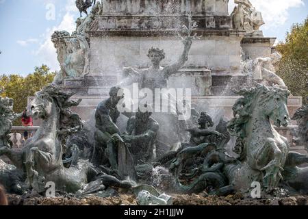 Esplanade des Quinconces, la fontana del monumento aux in Girondins Bordeaux. Francia Foto Stock