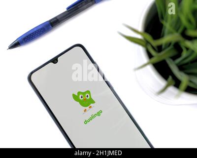 LOD, Israele - 8 luglio 2020: Moderno spazio di lavoro minimalista per ufficio con smartphone nero mobile con Duolingo - schermata di avvio dell'applicazione per l'apprendimento delle lingue con l Foto Stock