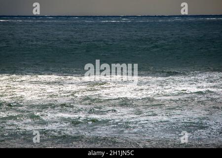 Il canale inglese. Piscine di sole su un mare scintillante. Brighton & Hove, East Sussex, Inghilterra, Regno Unito Foto Stock