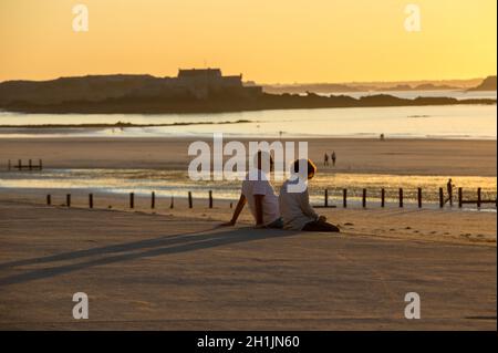 Saint-Malo, Francia - 16 settembre 2018: La gente guarda il tramonto sulla spiaggia di Saint Malo. Bretagna, Francia Foto Stock