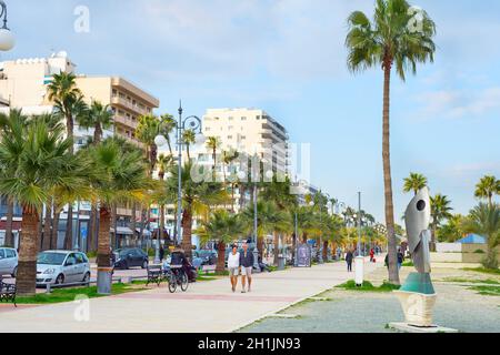 LARNAKA, CIPRO - FEB 18, 2019: Persone che camminano per Larnaca città argine con edifici tipici architettura in luminoso giorno di sole. Cipro Foto Stock