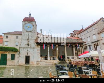 La Torre dell'orologio della ex chiesa di San Sebastiano con la statua di giustizia a Trogir, Croazia Foto Stock