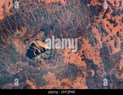 Una vista della Terra dalla Stazione spaziale Internazionale: Uluru, precedentemente noto come Ayers Rock, Australia al mattino. Un luogo sacro venerato. Una versione ottimizzata e potenziata digitalmente di un'immagine NASA/ESA. Credito obbligatorio: NASA/ESA/T. Pesquet. NB: Limitazioni d'uso: Da non presentare come approvazione. Foto Stock