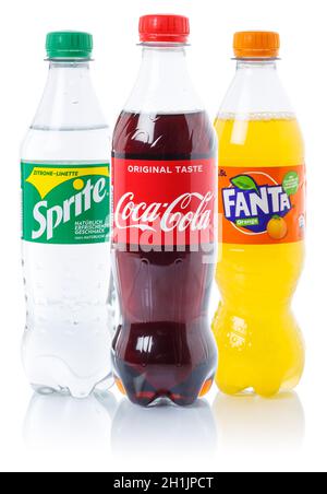 Stoccarda, Germania - 29 agosto 2021: Coca Cola Coca-Cola Fanta Sprite Lemonade drinks in bottiglie di plastica isolate su sfondo bianco a Stoccarda Foto Stock