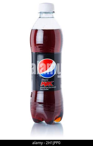 Stoccarda, Germania - 24 agosto 2021: Bottiglia di limonata Pepsi Max Cola isolata su sfondo bianco a Stoccarda, Germania. Foto Stock