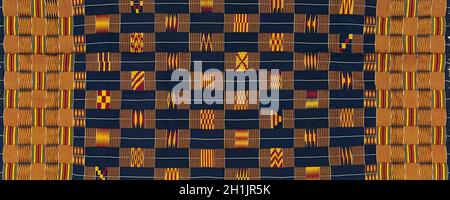 Kente (Akan: Nwentoma; Ewe: kete), un tessuto del Ghana, fatto delle strisce di stoffa del handwoven. Storicamente il tessuto era indossato in modo toga-come da re tra gruppi etnici come gli Ashanti e Ewe. Nel Ghana di oggi, l'uso di tessuto Kente è diventato diffuso per commemorare le occasioni speciali Foto Stock