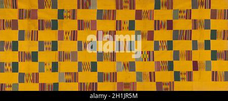 Kente (Akan: Nwentoma; Ewe: kete), un tessuto del Ghana, fatto delle strisce di stoffa del handwoven. Storicamente il tessuto era indossato in modo toga-come da re tra gruppi etnici come gli Ashanti e Ewe. Nel Ghana di oggi, l'uso di tessuto Kente è diventato diffuso per commemorare le occasioni speciali Foto Stock