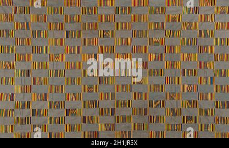 Kente (Akan: Nwentoma; Ewe: kete), un tessuto del Ghana, fatto delle strisce di stoffa del handwoven. Storicamente il tessuto era indossato in modo toga-come da re tra gruppi etnici come gli Ashanti e Ewe. Nel Ghana di oggi, l'uso di tessuto Kente è diventato diffuso per commemorare le occasioni speciali Foto Stock