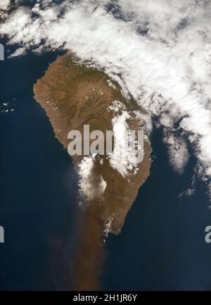 Cumbre Vieja vulcano, la Palma isola, le Canarie, Spagna. Il pennacchio vulcanico contiene una miscela di cenere, anidride solforosa e altri gas vulcanici. Il vulcano ha eruttato l'ultima volta nel 1971. L'eruzione del 2021 iniziò il 19 settembre. Questa immagine è stata presa dalla Stazione spaziale Internazionale il 4 ottobre 2021. Una versione ottimizzata e potenziata digitalmente di un'immagine NASA/ESA. Credito obbligatorio: NASA/ESA/T. Pesquet. NB: Limitazioni d'uso: Da non presentare come approvazione. Foto Stock