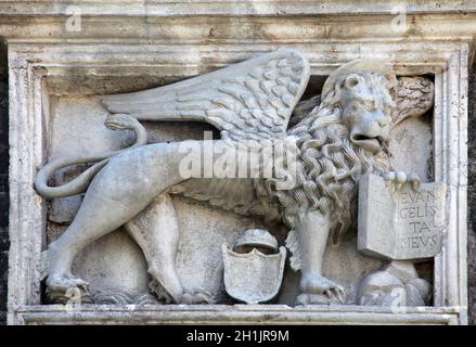 Scultura di sfiato del veneziano leone alato, realizzato in marmo, posta sul muro di difesa della città di Kotor, Montenegro Foto Stock