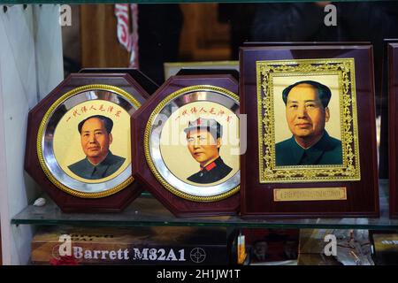 Fotografie del Presidente Mao Zedong in vetrina di area pedonale per lo shopping di Wangfujing di Pechino, Cina Foto Stock