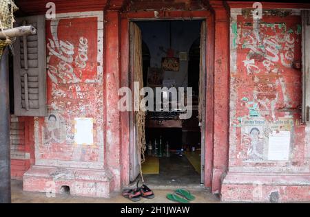 Casa indiana colorata. Edificio rosso luminoso a Kolkata, India. Foto Stock