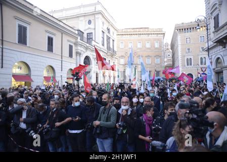 Roberto Gualtieri vince le elezioni e divora sindaco di Roma- 18/10/2021. Festeggiamenti in Piazza Santissimi Apostoli Foto Stock