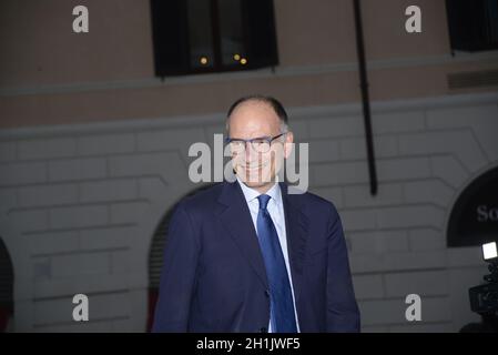 Roberto Gualtieri vince le elezioni e divora sindaco di Roma- 18/10/2021. Festeggiamenti in Piazza Santissimi Apostoli Foto Stock