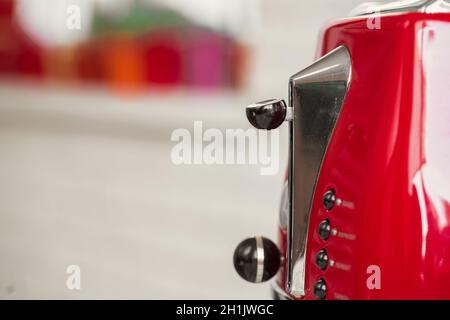 Tostapane rosso da vicino in cucina Foto Stock