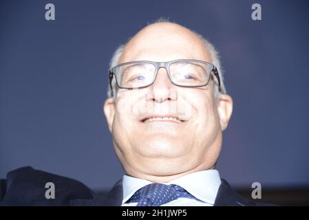 Roberto Gualtieri vince le elezioni e divora sindaco di Roma- 18/10/2021. Festeggiamenti in Piazza Santissimi Apostoli Foto Stock