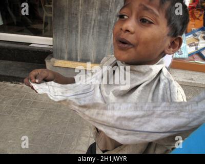 Strade di Kolkata. Migliaia di mendicanti sono le caste più svantaggiate che vivono nelle strade. Foto Stock