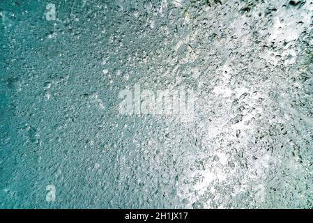 La parete di ghiaccio è ricavata da una grotta naturale del ghiacciaio di Zinal, Svizzera Foto Stock