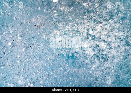 La parete di ghiaccio è ricavata da una grotta naturale del ghiacciaio di Zinal, Svizzera Foto Stock