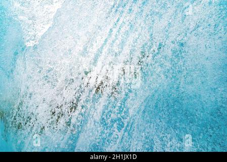 La parete di ghiaccio è ricavata da una grotta naturale del ghiacciaio di Zinal, Svizzera Foto Stock