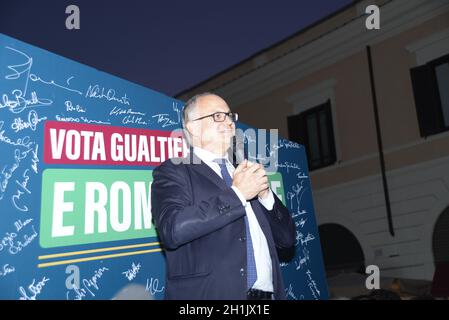 Roberto Gualtieri vince le elezioni e divora sindaco di Roma- 18/10/2021. Festeggiamenti in Piazza Santissimi Apostoli Foto Stock