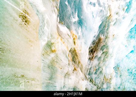 La parete di ghiaccio è ricavata da una grotta naturale del ghiacciaio di Zinal, Svizzera Foto Stock