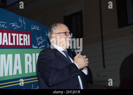 Roberto Gualtieri vince le elezioni e divora sindaco di Roma- 18/10/2021. Festeggiamenti in Piazza Santissimi Apostoli Foto Stock