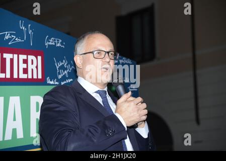 Roberto Gualtieri vince le elezioni e divora sindaco di Roma- 18/10/2021. Festeggiamenti in Piazza Santissimi Apostoli Foto Stock